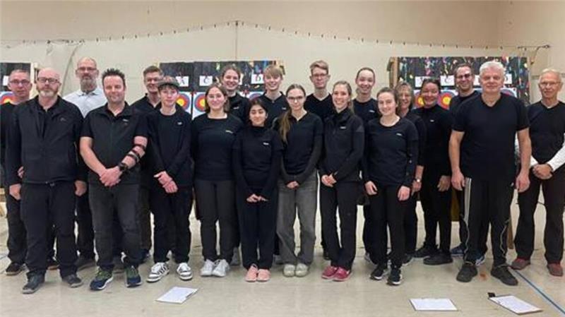 Das zwanzigköpfige Team des SV Wiepenkathen bei der Bezirksmeisterschaft Bogen Halle.
