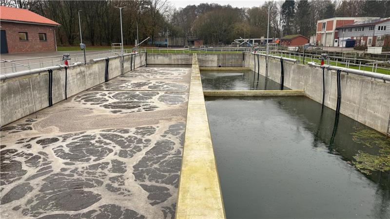 Warum Bakterien im Harsefelder Klärwerk jetzt Hochleistung bringen Das zweistraßige Belebungsbecken zeigt den Unterschied: Links wird Sauerstoff zugefügt, rechts nicht. Das kann je nach Bedarf gesteuert werden.