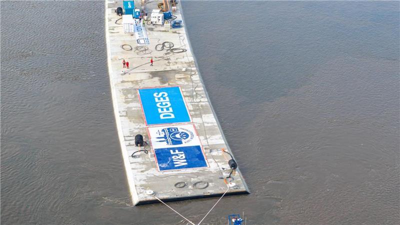 Riesiges Element für Wesertunnel auf der Weser transportiert Das zweite Bauelement soll am Donnerstag nach Bremen gebracht werden.