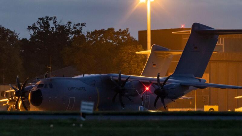 Das zweite Transportflugzeug vom Typ A400M der Bundeswehr mit Passagieren aus Israel auf dem Flugplatz in Wunstorf.