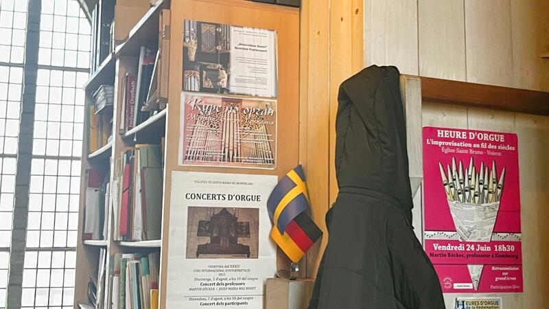 Kreiskantor Martin Böcker verabschiedet sich – Doch die Orgel verlässt er nicht Das zweite Zuhause hinter der Orgel in St. Cosmae: Auch, wenn die Jacke nicht mehr täglich am Haken hängt - seine Orgelliteratursammlung darf Böcker hier lassen.