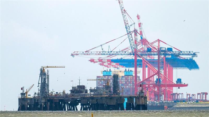 Verzögerungen beim Stader LNG-Terminal: Bundesbetrieb äußert sich Das zweite schwimmende Importterminal für Flüssigerdgas soll noch vor dem Winter in Betrieb gehen. (Archivbild)
