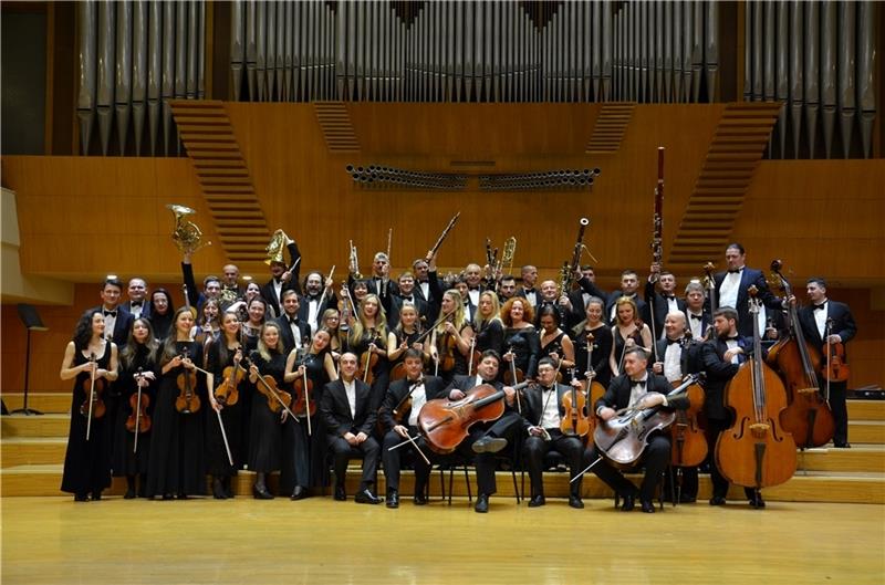 Zwölfjähriges Riesentalent am Klavier gibt Stade-Konzert Das Philharmonie-Orchester aus Lemberg in der Ukraine.