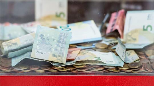 Das Spendenvolumen von Privatleuten in Deutschland ist 2023 nur geringfügig zurückgegangen.