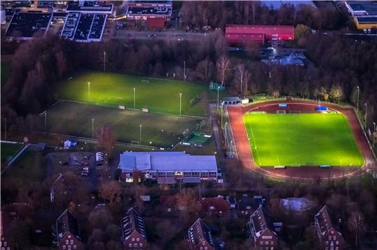 Das Sportzentrum in Ottenbeck wird von der neuen Flutlichtanlage hell erleuchtet. Foto: Martin Elsen