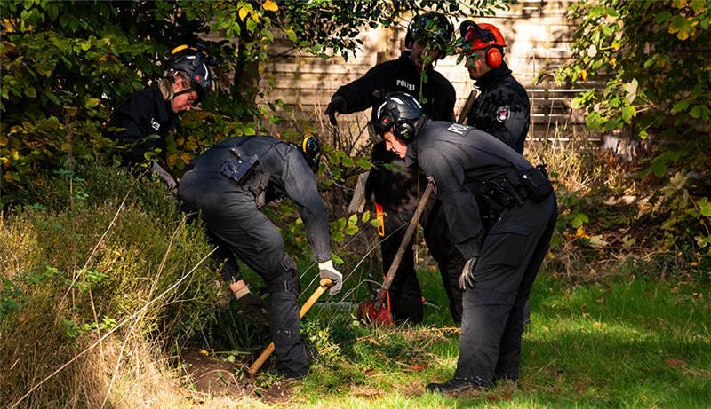 Volkspark: Spurensuche nach vermisster Hilal bleibt ergebnislos Das damals zehnjährige türkische Mädchen wird seit dem 27. Januar 1999 vermisst. Jetzt suchten die Ermittler im Altonaer Volkspark nach Hilal. Foto: Daniel Bockwoldt/dpa/Daniel Bockwoldt - ACHTUNG: Die Personen wurden auf Wunsch der Polizei gepixelt