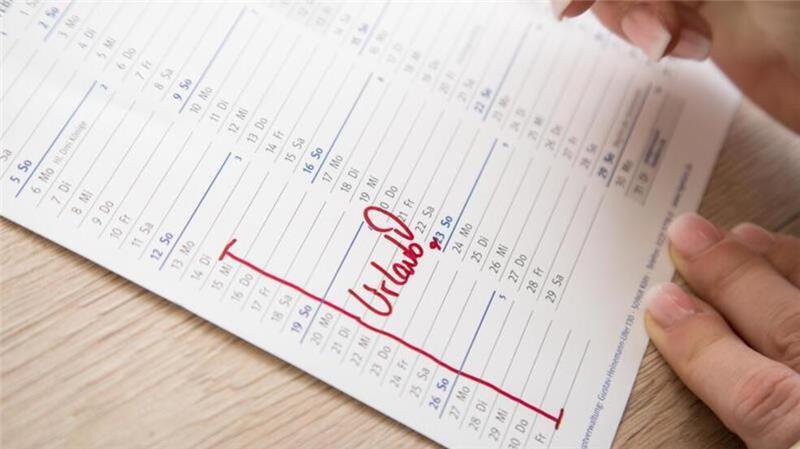 Dass Arbeitnehmer ihre Urlaubswünsche frühzeitig einplanen, kann der Arbeitgeber durchaus verlangen.