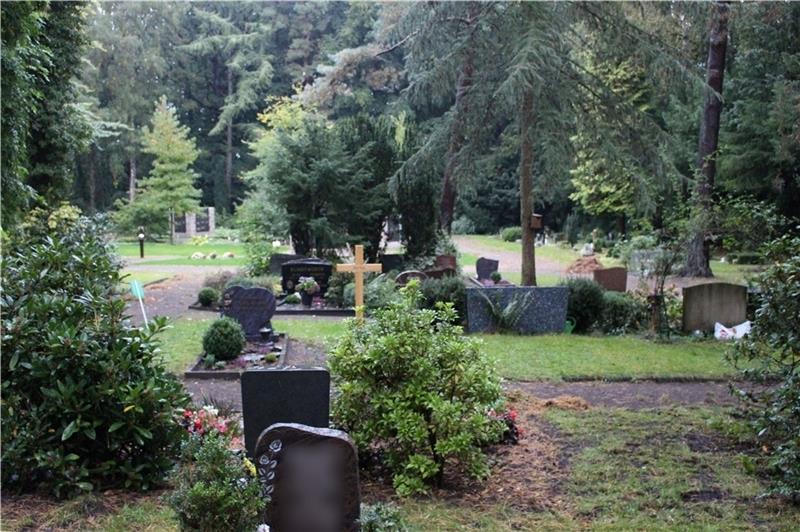 Dass Bestattungen auf Buxtehudes Waldfriedhof künftig teurer werden, ist klar, aber wie die neue Gebührenordnung sich tatsächlich gestaltet, muss noch entschieden werden. Foto: Frank