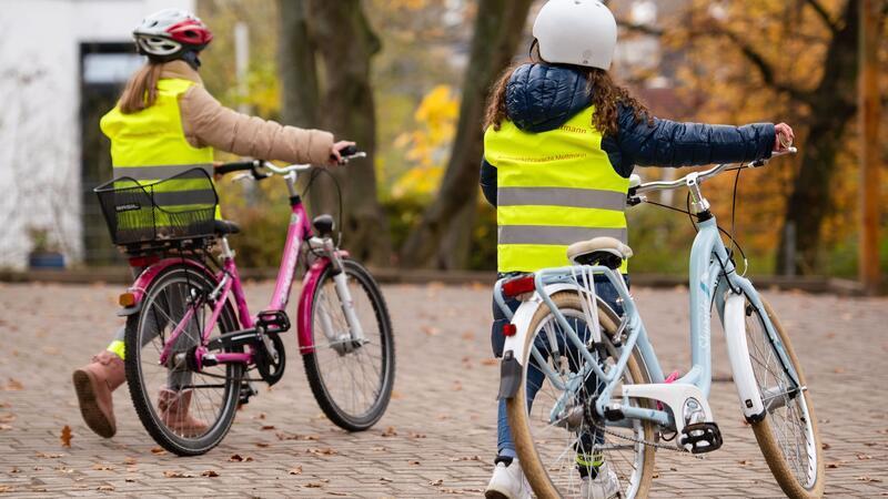Dass Kinder in der Grundschule sicher auf dem Rad unterwegs sind, ist längst nicht mehr selbstverständlich. (Archivbild)