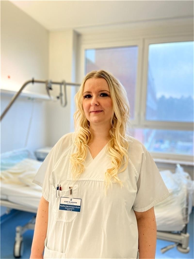 Dass Nadine Beckmann-Kruse an Long Covid leidet, ist ihr nicht anzusehen. Sie arbeitet sogar wieder im Elbe Klinikum. Allerdings nicht mehr in Vollzeit, sondern drei halbe Tage. Mehr ist nicht drin. Foto: Daniel Hajduk