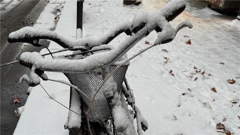 Dass Schnee liegen bleibt, ist in Paris selten.