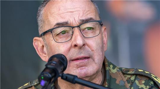 Dass der Generalinspekteur der Bundeswehr, General Carsten Breuer, bei einer Sicherheitstagung von Verfassungsschutz und Wirtschaftsvertretern spricht, zeigt, dass innere und äußere Sicherheit heute nicht mehr getrennt betrachtet werden. (Archivfoto)