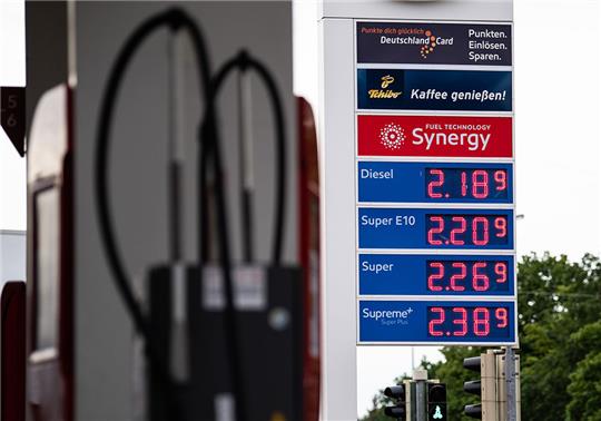 Dass die Preise an den Tankstellen im Juni sofort sinken, ist unwahrscheinlich. Foto: dpa