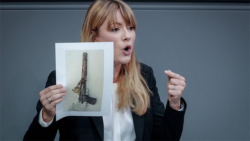 Streit um Reform: Spionageabwehr soll ausgeweitet werden Dass die stellvertretende Vorsitzende der Linksfraktion, Clara Bünger, während ihrer Rede zur Reform der Nachrichtendienste das Bild einer Waffe der NSU-Terroristen hochhält, stößt auf Kritik bei Bundestagspräsidentin Julia Klöckner (CDU).