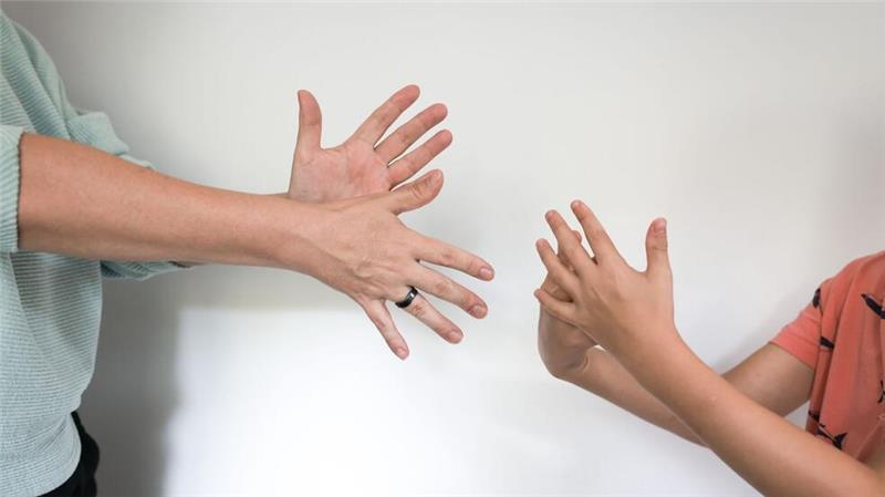 Dass ein Kind eine andere Erstsprache hat, kann durchaus eine Herausforderung im Familienalltag sein.