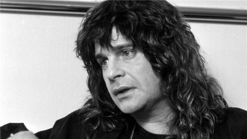 „Prince Of Darkness“: Ozzy Osbourne ist tot Dass er einer Fledermaus auf der Bühne den Kopf abgebissen hatte, brachte ihm endgültig den Ruf eines Satanisten ein. Ozzy Osbourne beteuerte, damit nichts zu tun zu haben. Er hielt das Tier für eine Attrappe.