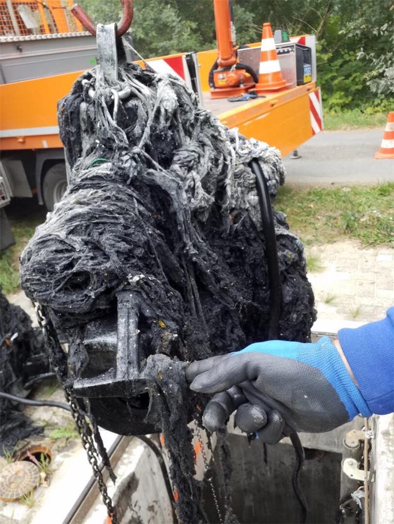 Dass in dieser Verzopfung eine Pumpe feststeckt, ist auf den ersten Blick kaum zu erkennen.