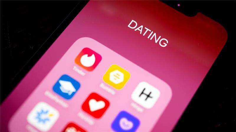 Dating Apps sind auf dem Display eines Smartphones zu sehen.

