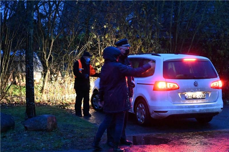 Dauerärgernis Elterntaxi: Samtgemeinde-Bürgermeister Timo Gerke, Polizeihauptkommissar Jan Dohrmann und Lehrerinnen suchen am Mittwoch im strömenden Regen vor der „Appelsnut Grundschool“ in Hollern-Twielenfleth das Gespräch mit den Vätern u