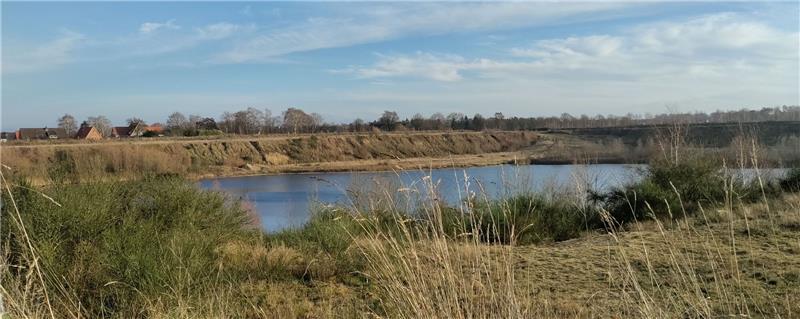 Dauerbrenner Baggersee: Die geplante Wohnbebauung am Osthang (hinten) war wieder Thema in der Einwohnerfragestunde im Gemeinderat. Foto: Lohmann