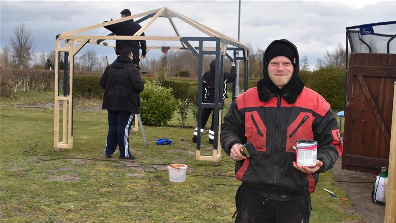 Dauercamper Mirko Weller (36) ist bereits in der Woche vor Saisonstart auf den Campingplatz Weserhenne nach Sandstedt gekommen, um einem Bekannten bei der Errichtung eines Pavillons zu helfen. Foto: Jan Iven