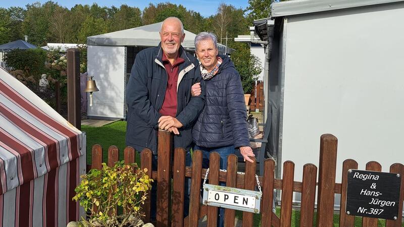 Campen im Herbst: „Nur die Harten kommen in den Garten“ Dauercamper Regina und Hans-Jürgen Peters verbringen ihre Freizeit das ganze Jahr über auf dem Campingplatz Kransburger See.