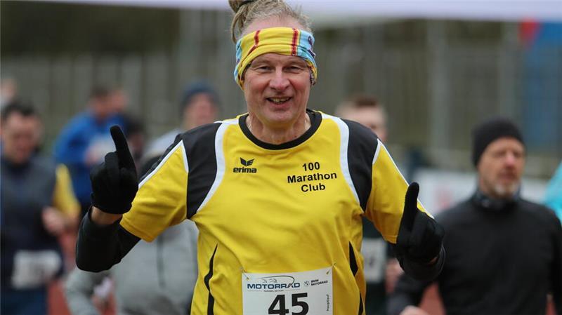 Silvesterlauf: Selbst die langsamste Läuferin kommt lächelnd ins Ziel Dauergast beim Silvesterlauf: Frank Hoffmann benötigt für zehn Kilometer knapp über 51 Minuten.
