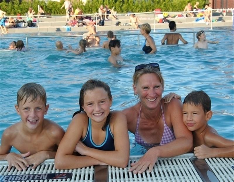 Dauergast im Freibad: Nicole Linz mit Jacco, Joana und Jesse.