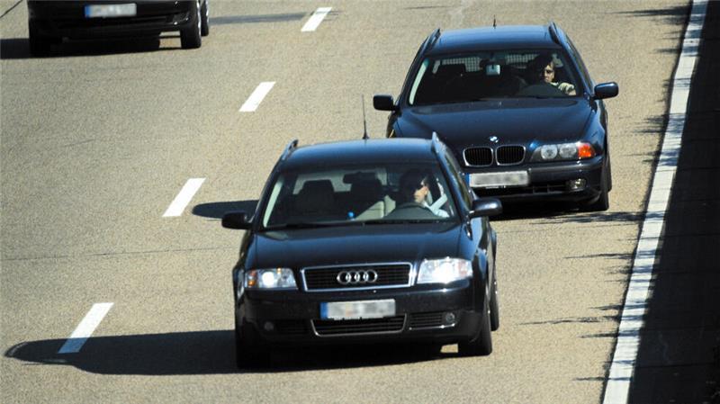 A26-Ärger: Lichthupe für Schleicher? – Das ist wirklich erlaubt Dauerhaftes Linksfahren kann zu Auffahrunfällen und Aggressionen führen kann.