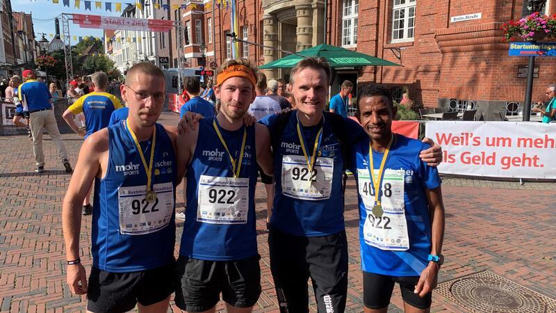 Dauersieger Fischer-Mohr-Laufteam. Die Staffel spendete in diesem Jahr 500 Euro an das THW Buxtehude. Hadgu Asgedom Gebru (rechts) imponierte im Halbmarathon.