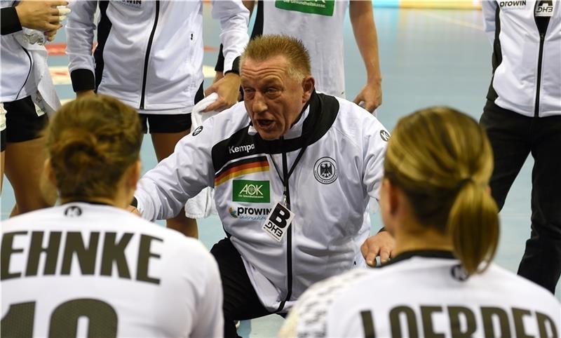 Daumen hoch: Der ehemalige Frauen-Bundestrainer Michael Biegler gewann bisher alle Spiele als Trainer von Bayer Leverkusen. Foto: Jaspersen/dpa