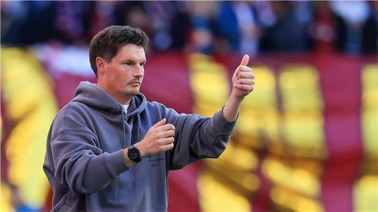 Daumen hoch: HSV-Cheftrainer Merlin Polzin kann derzeit mit seiner Mannschaft zufrieden sein. (Archivbild)