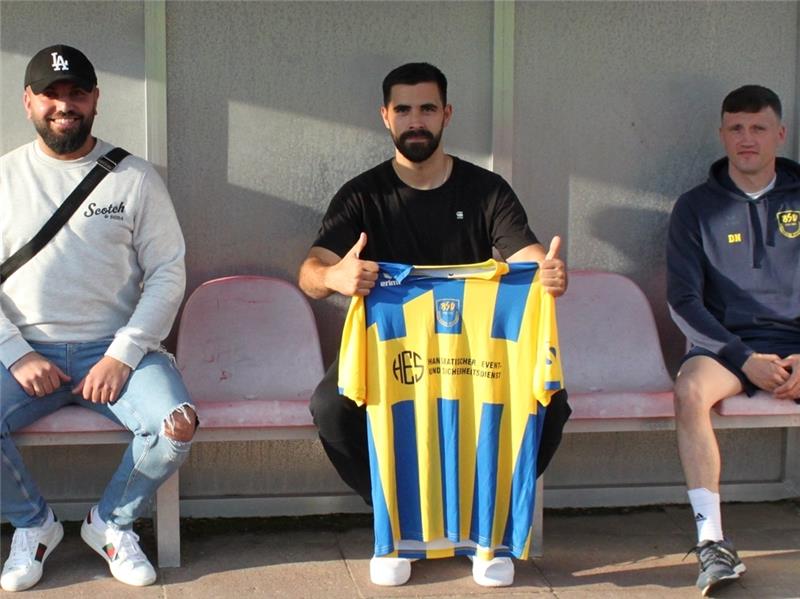 Daumen hoch: Ivan Strkalj verstärkt den BSV, Trainer Damian Nowak (rechts) freut sich zudem darüber, dass sein alter Freund Ali Abdurahman (links) als Sponsor tätig wurde. Foto: Bröhan