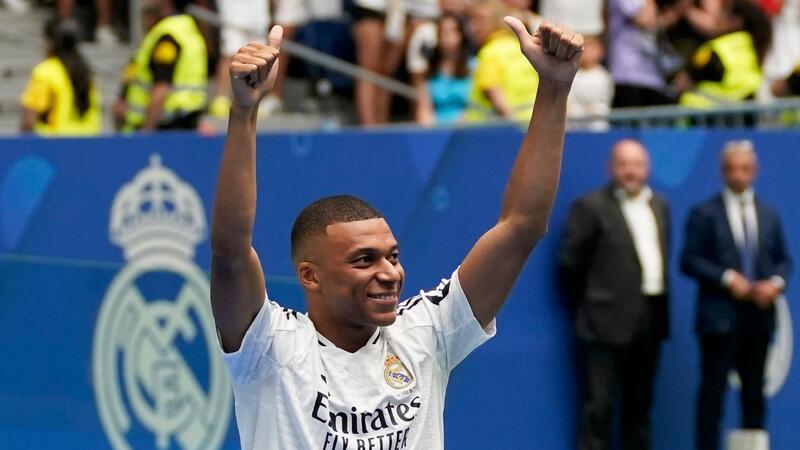 Königliches Spektakel mit Mbappé: „Glücklicher Junge“ Daumen hoch: Kylian Mbappé trägt künftig Weiß.