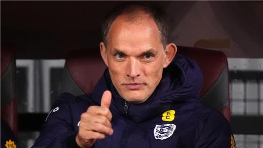 Daumen hoch: Thomas Tuchel hat einen neuen Vertrag in England unterschrieben. (Archivbild)