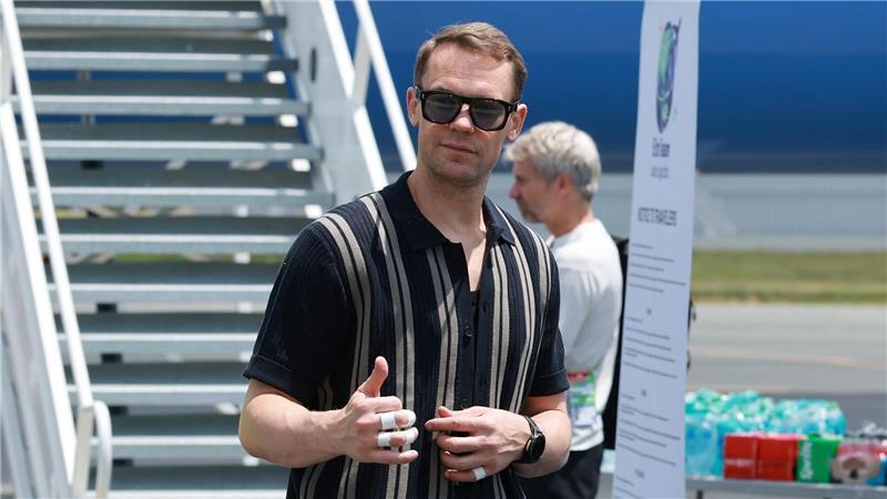 Nagelsmann bestätigt Neuer-Comeback gegen Curaçao Daumen hoch fürs Comeback im DFB-Tor: Manuel Neuer vor dem Flug nach Houston.