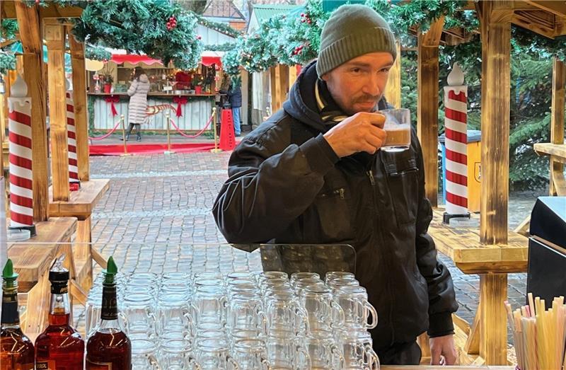 Weihnachtsmarkt in Stade: Das wünschen sich die Standbetreiber David Bode bietet auf dem Pferdemarkt heiße Getränke in „Carolas Kate“ an.
