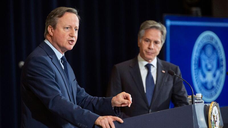 David Cameron (l), Außenminister von Großbritannien, hat sich bei seinem USA-Besuch auch mit dem früheren Präsidenten Trump getroffen.