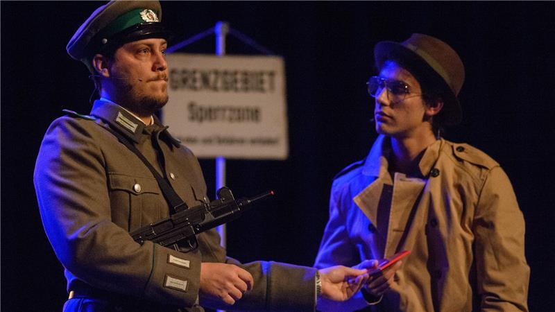 Buxtehuder Bulle: So wird Gewinnerin Maja Nielsen gefeiert David Friedrich (links) führte nicht nur auf humorvolle Weise durch die Preisverleihung, in der berührenden Inszenierung von Schlüsselmomenten der Tunnelbauer-Geschichte schlüpfte er in die Rolle des Grenzsoldaten.