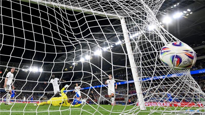 Bilder des Tages David Hancko aus der Slowakei schießt das Tor zum 1:0 gegen Torhüter Oliver Baumann.