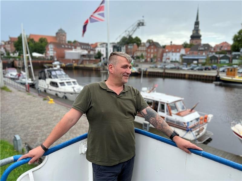David Hanslok, Zweiter Hafenmeister im Stader Stadthafen, genießt den Ausblick auf Schiffe und Geschichte. Fotos: Strüning