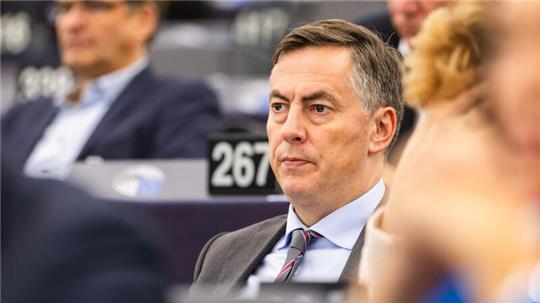 David McAllister (CDU) sitzt im Gebäude des Europäischen Parlaments.
