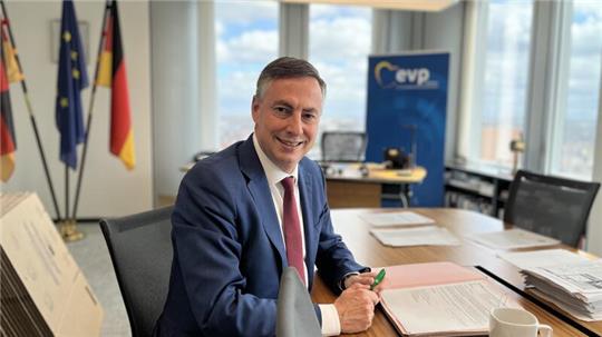David McAllister in seinem Brüsseler Büro am Konferenztisch - der ist ein kleines Privileg, das er als Ausschussvorsitzender genießt.