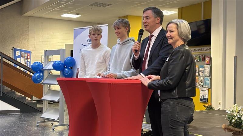 David McAllister und Schulleiterin Claudia Voß mit den Schülern Jasper Tiedemann (links) und Fiete Heinsohn.