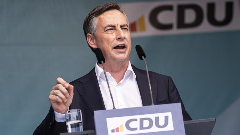 Spitzenpolitiker und Fußball-Fan: David McAllister freut sich auf EM David Mcallister, hier bei einem Wahlkampfauftritt der CDU zur Europawahl, kickte als Kind für den TSV Bad Bederkesa.