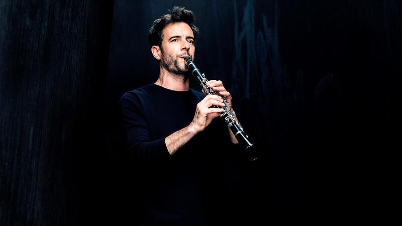 David Orlowsky spielt auf seiner Klarinette. 