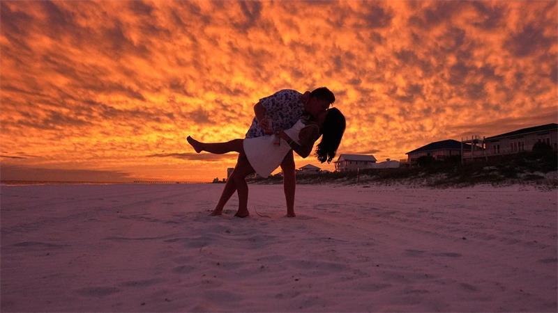 David Pipes und seine Braut McKenzie Hathoot posieren für Freunde und Familie, nachdem sie gerade zu ihrem Hochzeitswochenende eingetroffen sind, während sich der Hurrikan „Isaias“ Pensacola Beach in Florida nähert.
