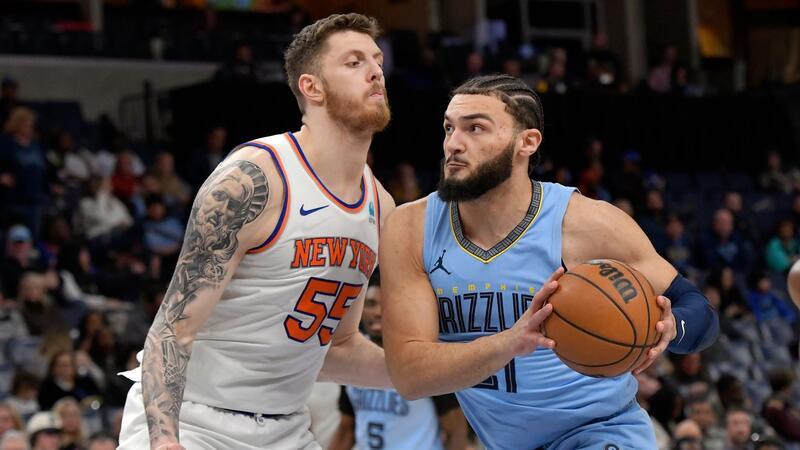 20 Rebounds: Hartenstein stark bei Knicks-Sieg David Roddy von den Memphis Grizzlies wird von Isaiah Hartenstein (l) von den New York Knicks verteidigt.