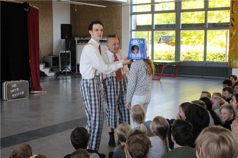 David Spence (links) als Clown „Mr. Arto Mister“ und Christof Heiner als „Herr Zopp“.