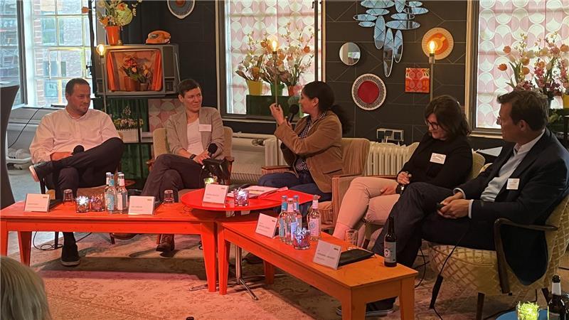 Wie Lindemann und Implantcast Künstliche Intelligenz nutzen David Staats, Ines Jordan, Anping Richter, Dr. Kristina Lemmer und Dr. Herrmann Lindhorst (von links) diskutieren im Deck 2 in Buxtehude auf Einladung des Wirtschaftsvereins Buxtehude über KI.